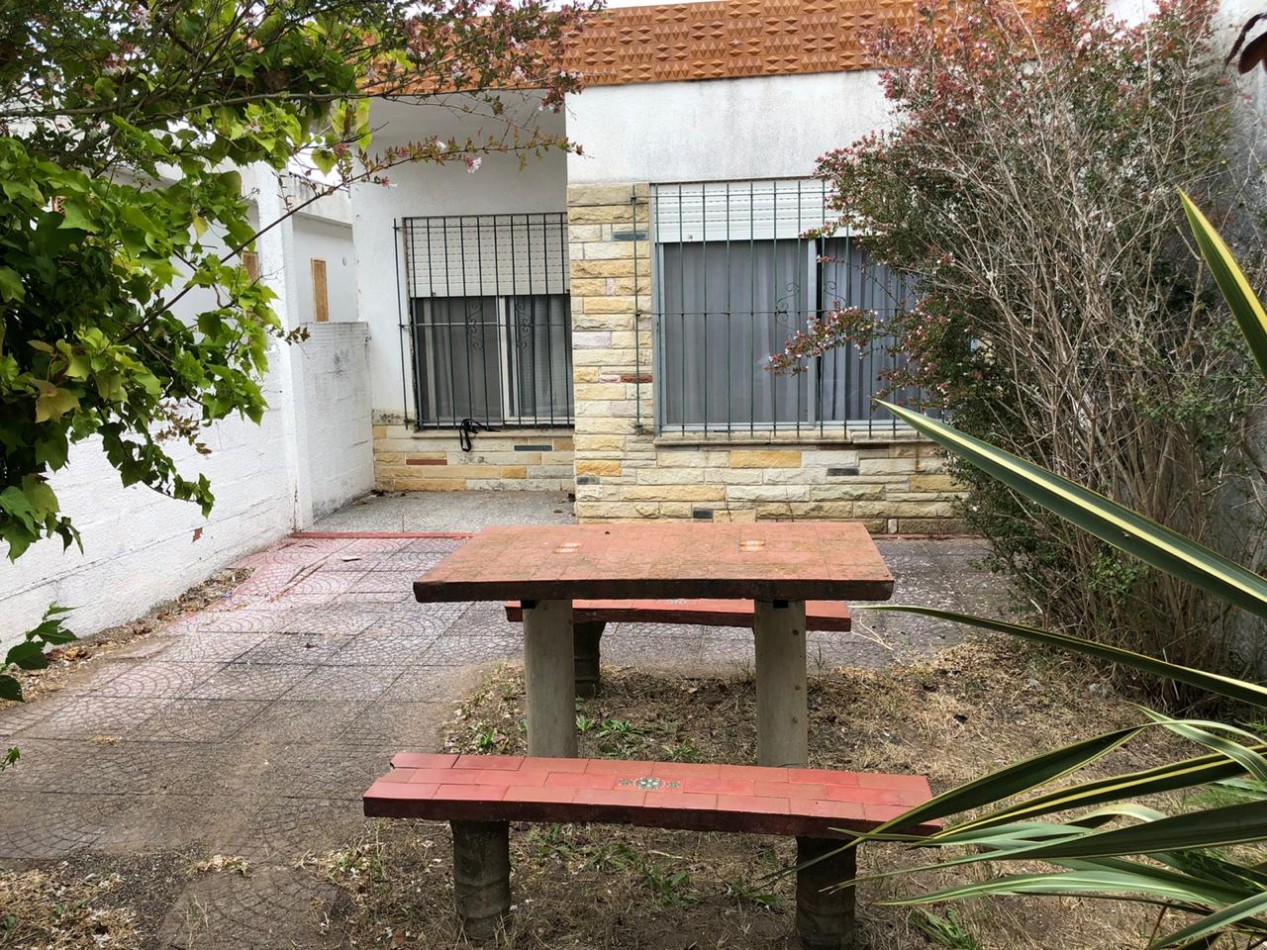 Chalet 3 ambientes - Calle 28 e/6 y 7 - V38