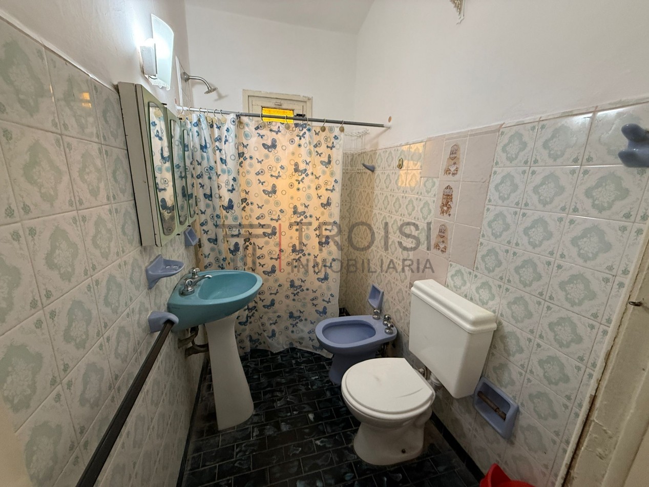 V54 - 2 Departamentos + Chalet 3 ambientes - Calle 5 e/30 y 31 