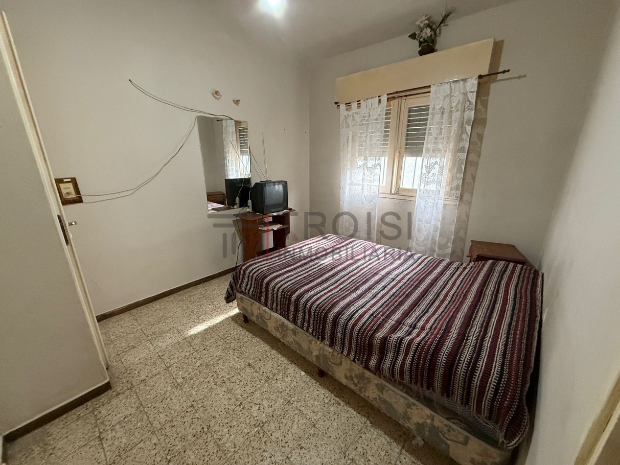 V54 - Chalet 3 ambientes + 2 departamentos  - Calle 5 e/30 y 31