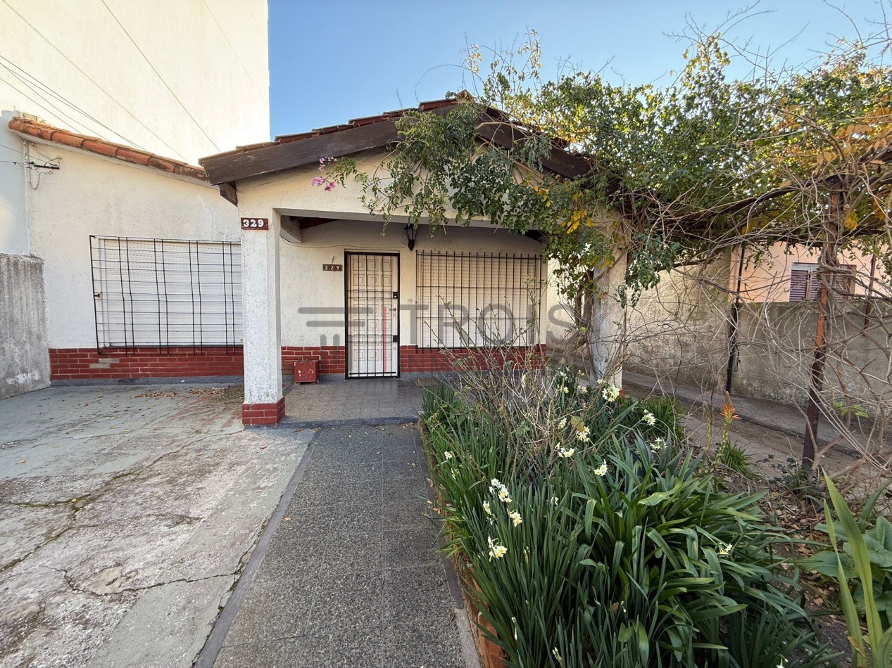 V54 - Chalet 3 ambientes + 2 departamentos  - Calle 5 e/30 y 31