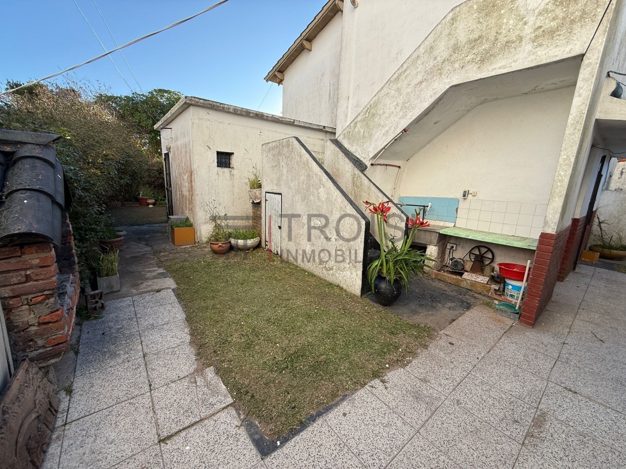 V54 - 2 Departamentos + Chalet 3 ambientes - Calle 5 e/30 y 31 