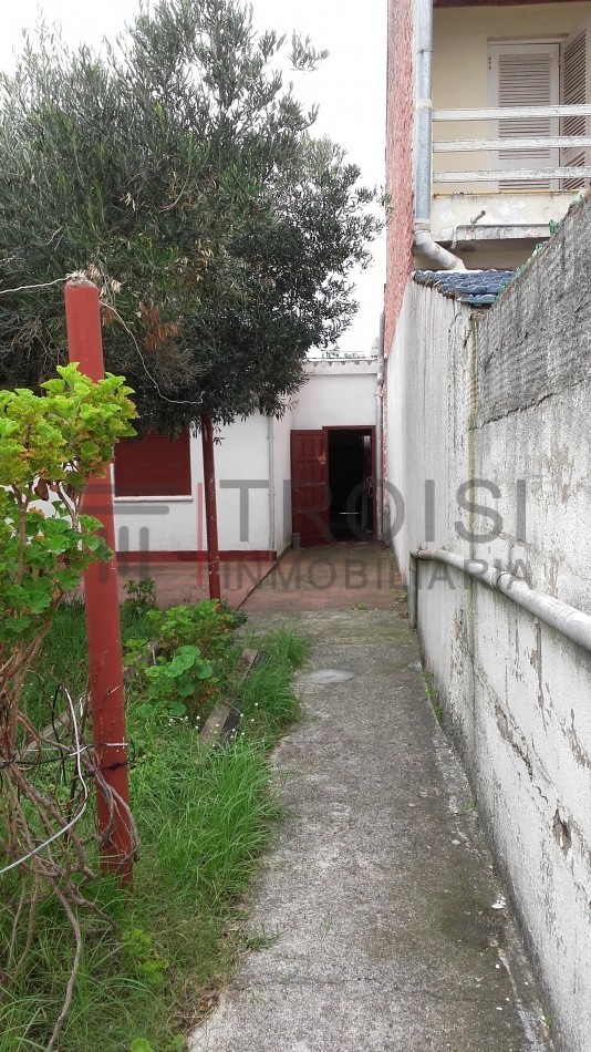V81 - 2 locales y 3 departamentos tipo chalet  - Calle 3 e/ 33 y 34
