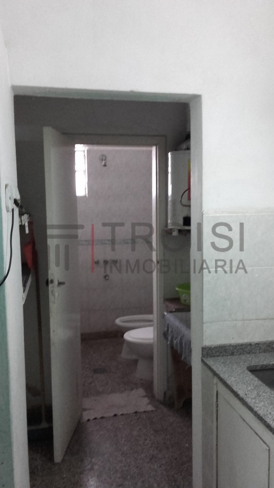 V81 - 2 locales y 3 departamentos tipo chalet  - Calle 3 e/ 33 y 34
