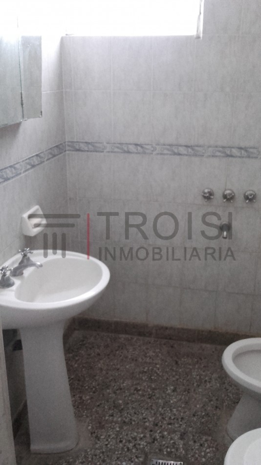 V81 - 2 locales y 3 departamentos tipo chalet  - Calle 3 e/ 33 y 34
