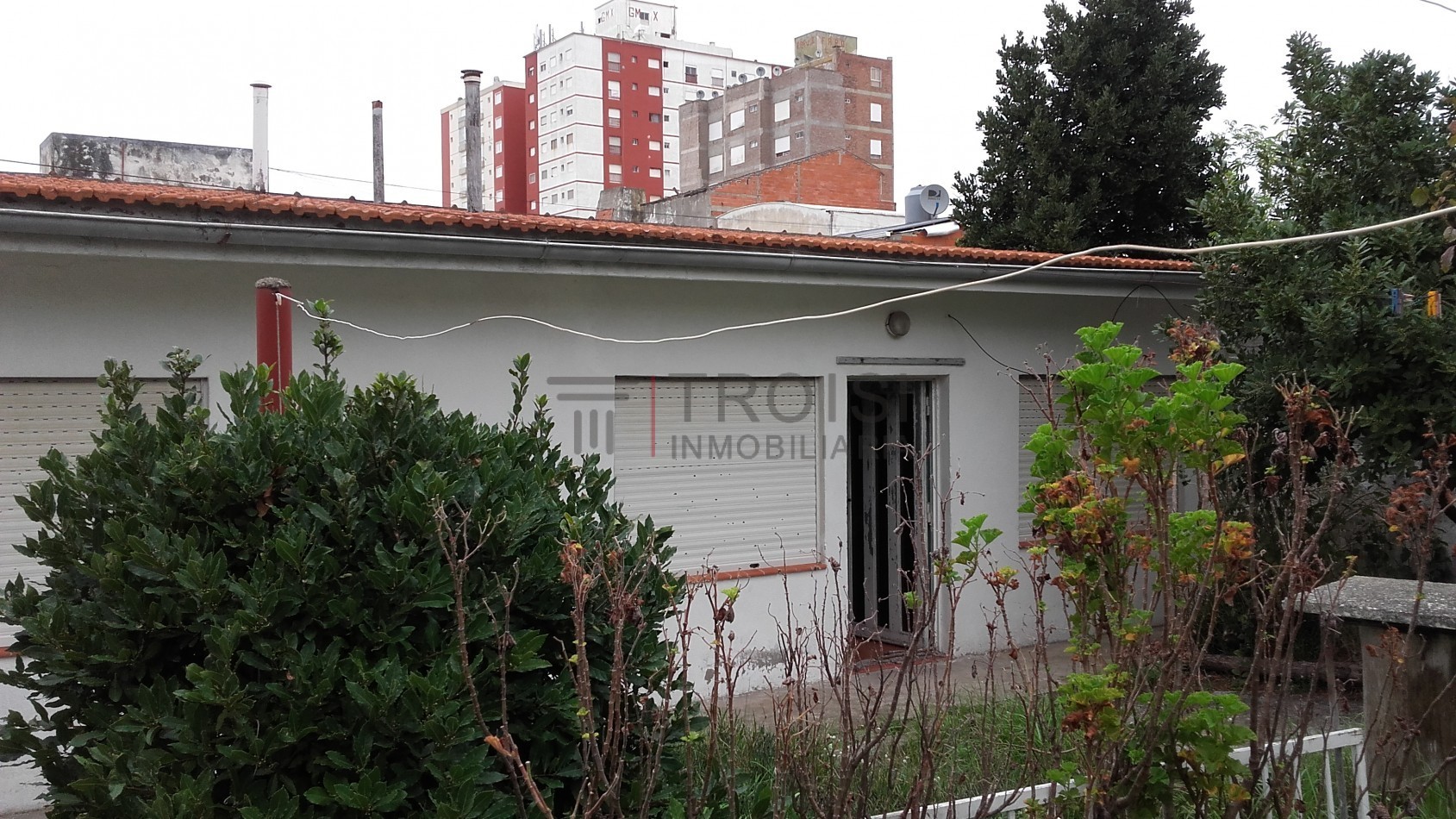 V81 - 2 locales y 3 departamentos tipo chalet  - Calle 3 e/ 33 y 34